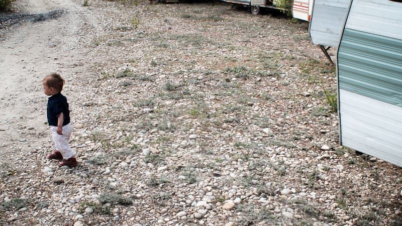 Une enfant de la communauté rom dans la banlieue de Lyon, dans un camp insalubre démantelé depuis.