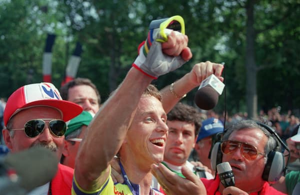 Greg LeMond après sa victoire sur le Tour de France 1989 pour huit secondes
