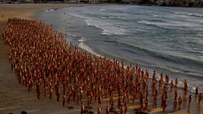 Environ 2500 personnes rassemblées nues à Bondi Beach pour sensibiliser aux dangers du cancer de la peau, à Sydney, en Australie, le 25 novembre 2022