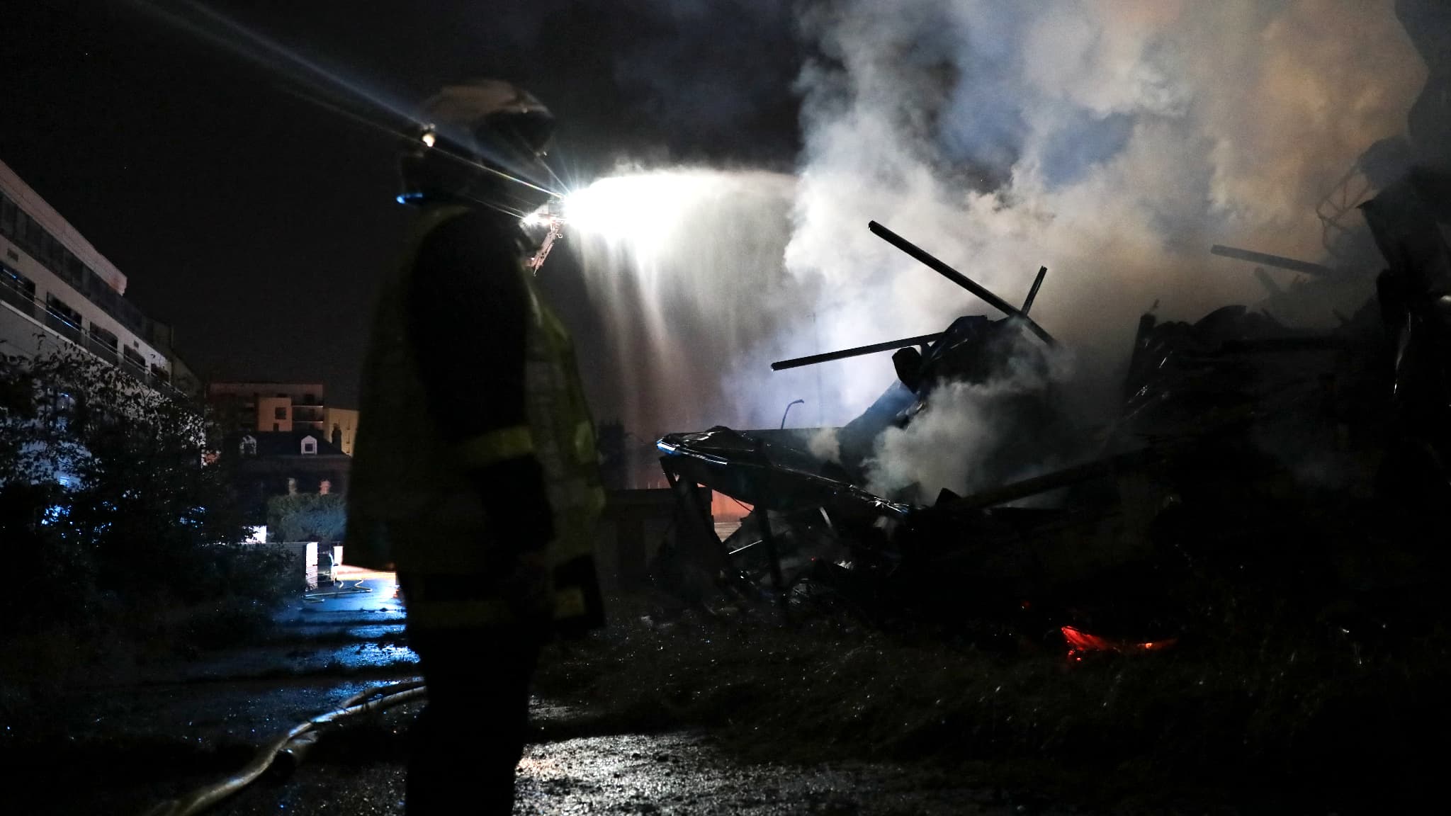 Rouen: Un Important Incendie Ravage Deux Immeubles Désaffectés