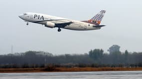 Dans l'avion, elle veut aller aux toilettes... et ouvre l'issue de secours