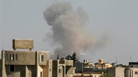 Des avions de combat de l'Otan ont opéré jeudi des raids aériens sur Tripoli, la capitale libyenne, et la chaîne de télévision nationale Al Libya a fait état de victimes. /Photo prise le 14 avril 2011/REUTERS/Zohra Bensemra