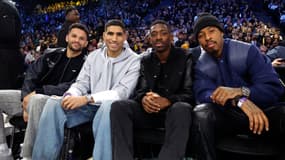 Gonçalo Ramos,  Achraf Hakimi avec Ousmane Dembélé et Presnel Kimpembe lors du match NBA Spurs-Pacers à Paris, le 23 janvier 2025