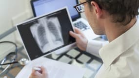 Un médecin regarde une radio des poumons (illustration).