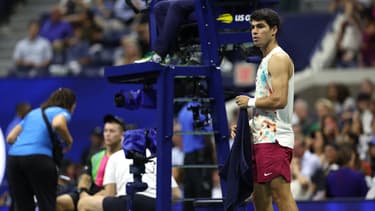 Carlos Alcaraz lors de sa victoire sur abandon face à l'Allemand Dominik Koepfer (6-2, 3-2) au 2e tour de l'US Open, le 29 août 2023