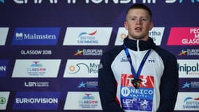 Adam Peaty avec la médaille d'or du 100m brasse