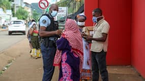 Un gendarme contrôle les attestations de déplacement, le 6 février 2021 à Mamoudzou, à Mayotte, placé sous confinement pour lutter contre l'épidémie de Covid-19. (Photo d'illustration)
