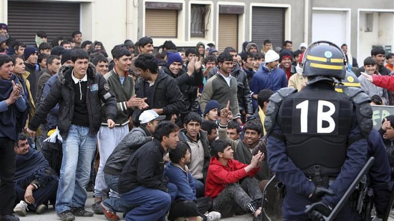 Des demandeurs d'asile, après leur interpellation à Calais. L'association France Terre d'asile déplore le choix du Premier ministre Jean-Marc Ayrault d'attribuer l'ensemble des compétences en matière d'immigration, dont l'asile et l'intégration, au minist