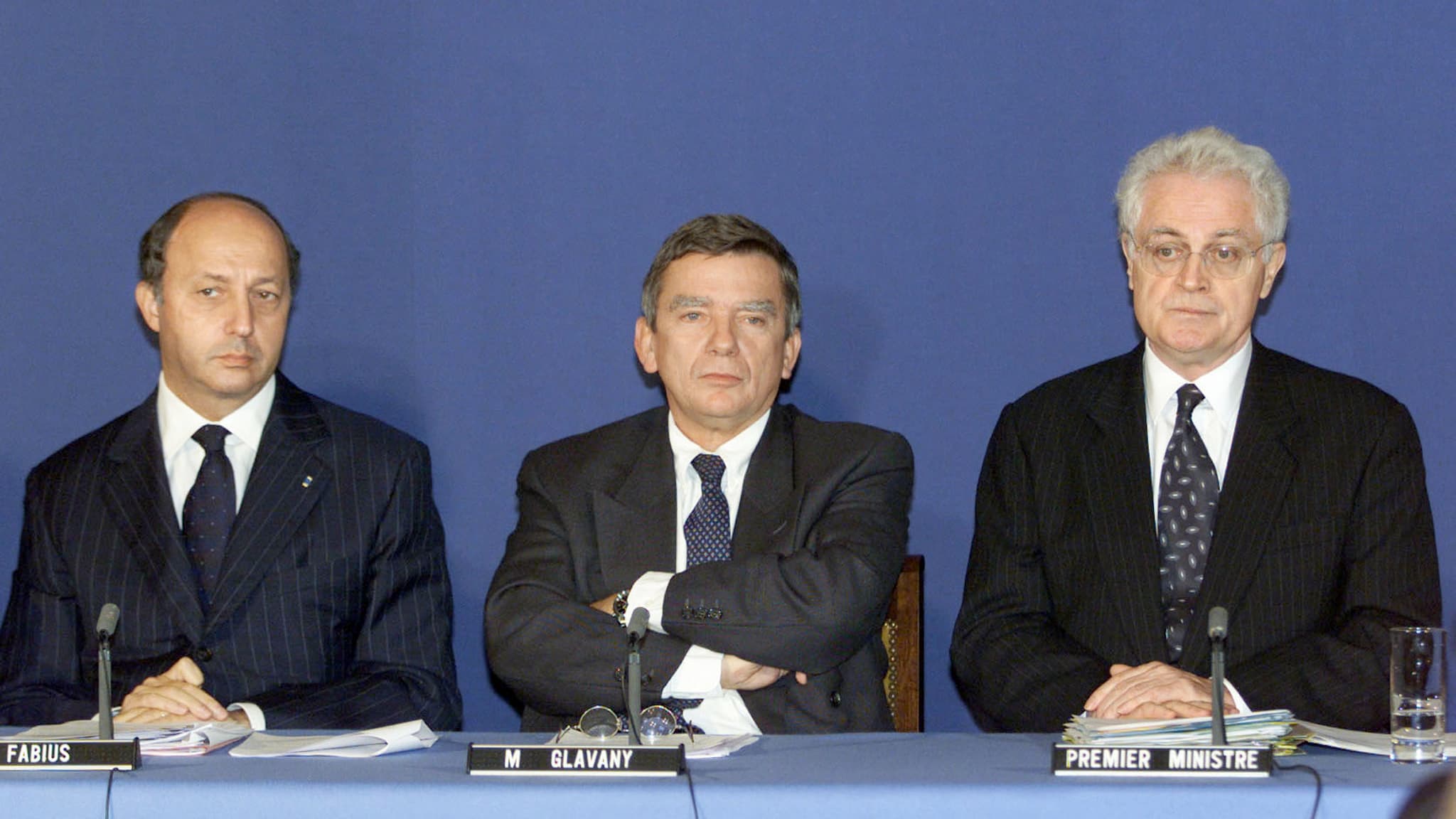 Acculés. Le ministre des Finances Laurent Fabius, le ministre de l'Agriculture Jean Glavany et le Premier ministre Lionel Jospin annonçant, le 14 novembre 2000, l'arrêt de l'importation des farines animales Acculés. Le ministre des Finances Laurent Fabius, le ministre de l'Agriculture Jean Glavany et le Premier ministre Lionel Jospin annonçant, le 14 novembre 2000, l'arrêt de l'importation des farines animales