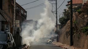 Les forces de sécurité tirent des gaz lacrymogènes alors que des manifestants protestent contre les coupures répétées d'eau et d'électricité à Antananarivo, le 25 septembre 2025. 