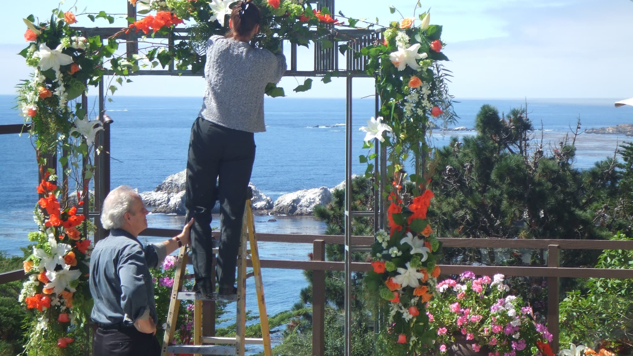 Des fleuristes en train de préparer la décoration pour un mariage (Photo d'illustration). Des fleuristes en train de préparer la décoration pour un mariage (Photo d'illustration).