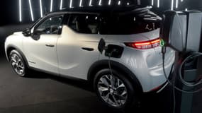 L'exécutif veut inciter les Français à acheter des voitures électriques ou hybrides rechargeables, comme cette DS3 Crossback.