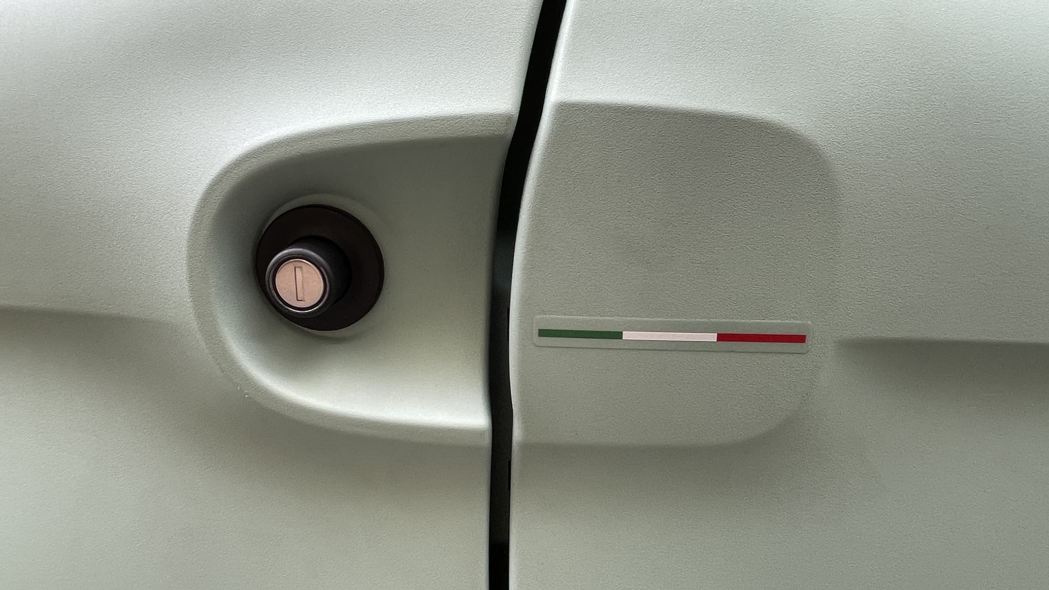Le drapeau italien de la discorde sur la portière de la Fiat Topolino. 