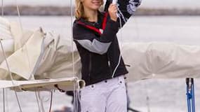 La jeune navigatrice néerlandaise, Laura Dekker, 14 ans, a quitté les Pays-Bas mercredi pour rallier le Portugal, point de départ de sa tentative de tour du monde à la voile en solitaire. /Photo prise le 4 août 2010/REUTERS/Michael Kooren