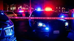 Des véhicules de police près d'un lieu de culte où un père de famille a tué quatre personnes, dont ses trois enfants, avant de se suicider, le 28 février 2022 à Sacramento, en Californie