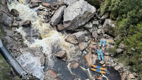 Une photo de l'intervention des secours sur les lieux de l'accident, dans le parc national Franklin-Gordon Wild Rivers, sur l'île australienne de Tasmanie, publiée par la police le 23 novembre 2024.