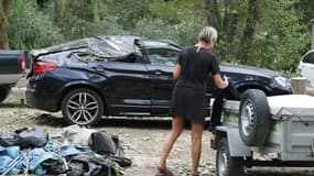 Une voiture détruite au camping de Sagone en Corse le 18 août 2022 après le passage des orages.