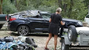 Une voiture détruite au camping de Sagone en Corse le 18 août 2022 après le passage des orages.