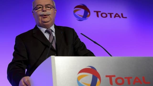 La nécessité de réduire la consommation de carburants pour diminuer les émissions de gaz à effet de serre fait qu'il y aura de nouvelles fermetures de raffineries en Europe et en France dans les années qui viennent, a déclaré dimanche le PDG de Total, Chr