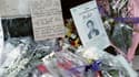 Des fleurs, des messages et une photo de l'étudiant Malik Oussekine déposés sur les lieux où il a été tué un an auparavant, le 5 décembre 1987 à Paris 
