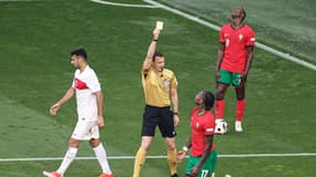 Rafael Leao reçoit un carton jaune lors de Turquie-Portugal, le 22 juin 2024.