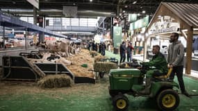 Un éleveur conduit un tracteur au salon de l'agriculture le 21 février 2025, à Paris