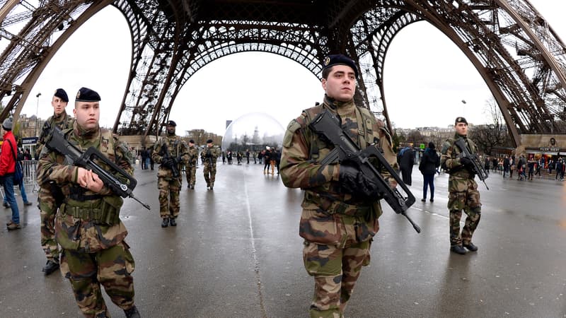 Des militaires sous la Tour Eiffel, le 8 janvier. 10.000 militaires vont être déployés sur les lieux sensibles, en France. 