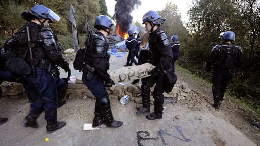 Des gendarmes mobiles détruisent une barricade dressée par des opposants au futur aéroport de Notre-Dame-des-Landes, le 30 octobre 2012.