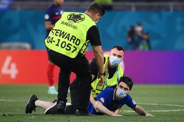 Un streaker pendant France-Suisse