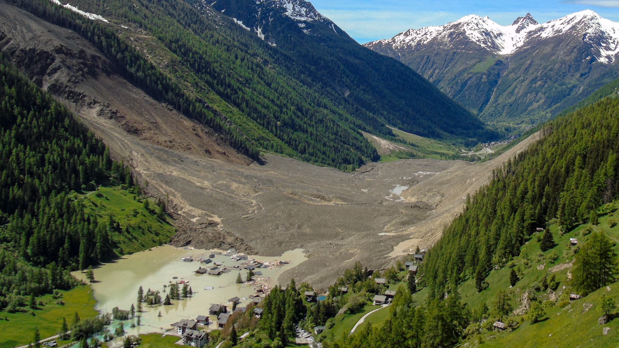 The amount of ice, rock and earth that fall from the glacier is very impressive. The amount of ice, rock and earth that fall from the glacier is very impressive.
