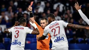 Le défenseur de Lyon, le Brésilien Emerson, est exclu par l'arbitre lors du match de Ligue à domicile contre Lorient, le 25 septembre 2021 au Groupama Stadium à Décines-Charpieu