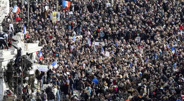 Près de 2h30 avant le début officiel de la "marché républicaine", la place de la République à Paris était déjà submergée de monde.