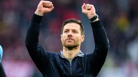 Xabi Alonso célèbre une victoire de Leverkusen, le 17 mars 2024