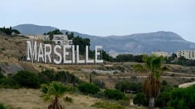 Marseille en lettres géantes à la façon de la colline d'Hollywood, le 7 juillet 2021