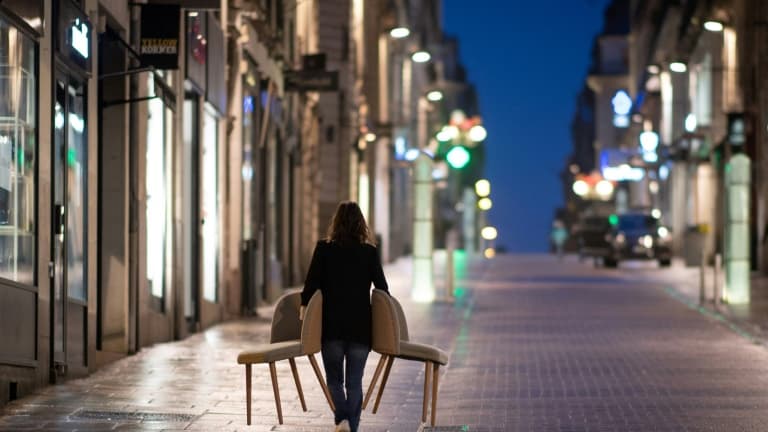 Dans une rue de Nantes (ouest) à la tombée du couvre-feu, le 21 janvier 2021.