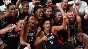 Les Bleues du basket après leur qualification pour les demi-finales des Jeux de Tokyo