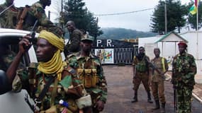 Combatants du Séléka, lundi, devant la palais présidentiel centrafricain, à Bangui. Pillards et hommes armés continuaient de sévir mardi dans les rues de Bangui où les rebelles et les soldats de la force régionale de maintien de la paix, la Fomac, tentaie