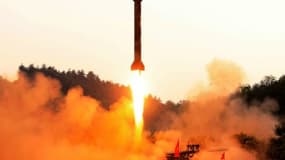 Photo fournie le 30 mai 2017 par l'agence officielle nord-coréenne Kcna d'un tir de missile balistique nord-coréen dans un lieu non précisé - KCNA via KNS-AFP 