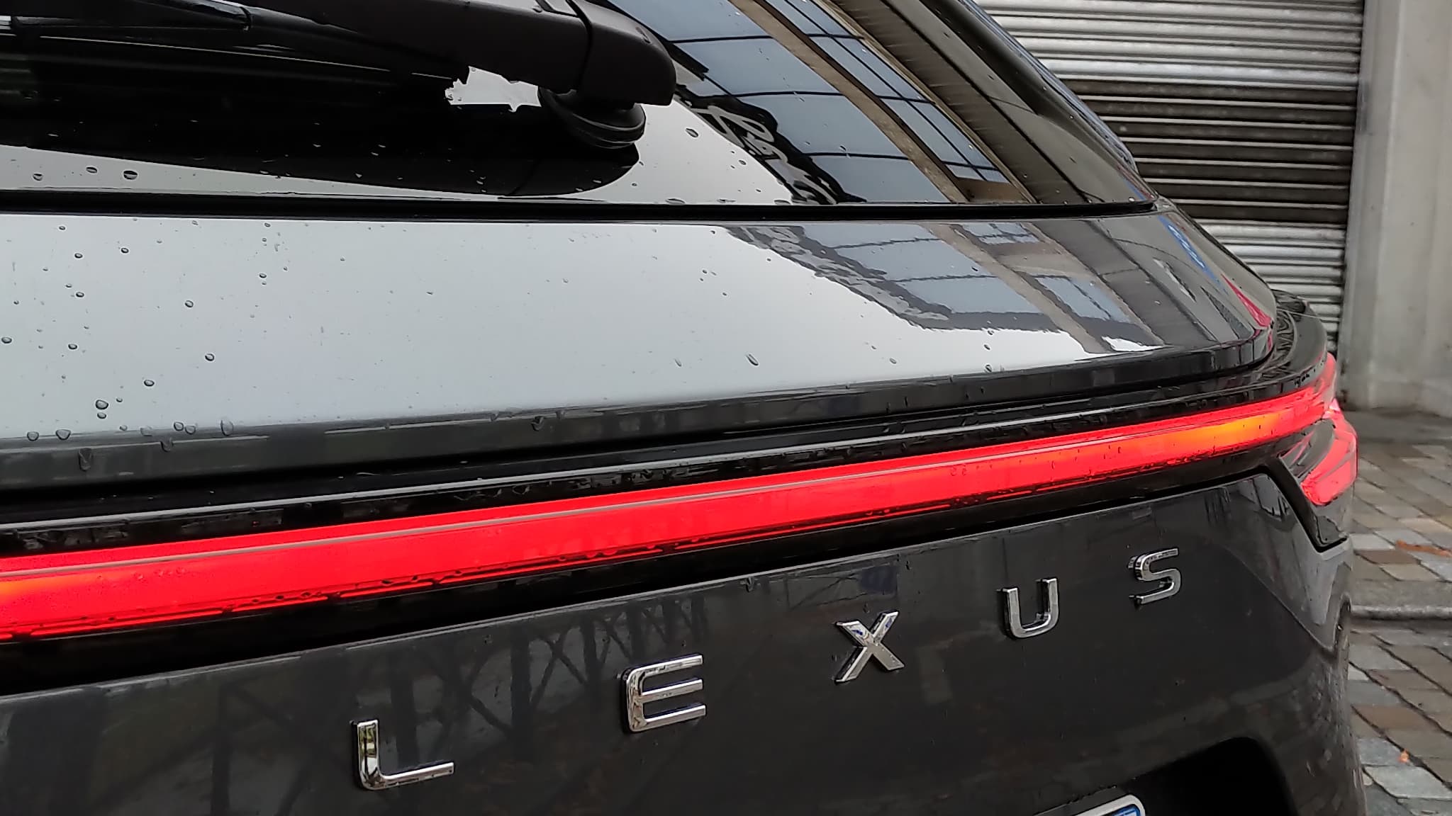 Le Lexus NX 450h+ offre une puissance totale de 400 chevaux, avec un moteur thermique et deux moteurs électriques. Le Lexus NX 450h+ offre une puissance totale de 400 chevaux, avec un moteur thermique et deux moteurs électriques.