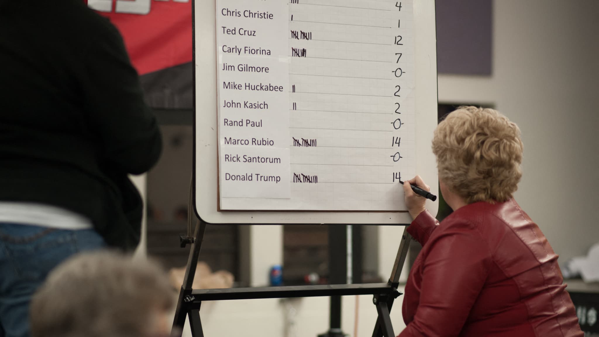 Une femme compte les voix lors d'un caucus républicain dans l'Iowa, le 1er février 2016 Une femme compte les voix lors d'un caucus républicain dans l'Iowa, le 1er février 2016