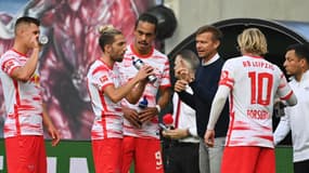 Jesse Marsch donne des consignes tactiques aux joueurs de Leipzig