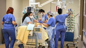 Des soignants s'affairent autour d'un patient atteint du Covid-19 dans l'unité des soins intensifs de l'hôpital Avicenne à Bobigny, en Seine-Saint-Denis, le 8 février 2021 