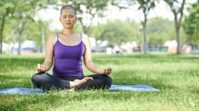 Il est possible d'apprendre à se relaxer en suivant des cours de yoga et de méditation.