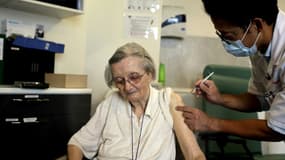 Une femme âgée reçoit une troisième dose du vaccin Pfizer-BioNtech contre le Covid-19 à Paris, le 13 septembre 2021