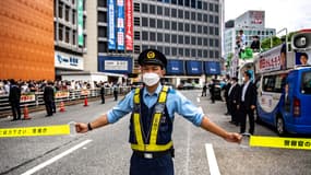 Un officier de police japonais à Tokyo, le 22 juin 2022