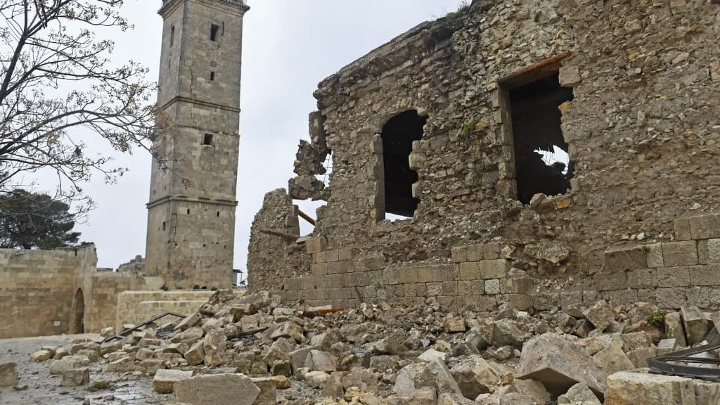 L'ancienne citadelle d'Alep est endommagée suite aux séismes meurtriers qui ont secoué la Syrie le 6 février 2023. L'ancienne citadelle d'Alep est endommagée suite aux séismes meurtriers qui ont secoué la Syrie le 6 février 2023.