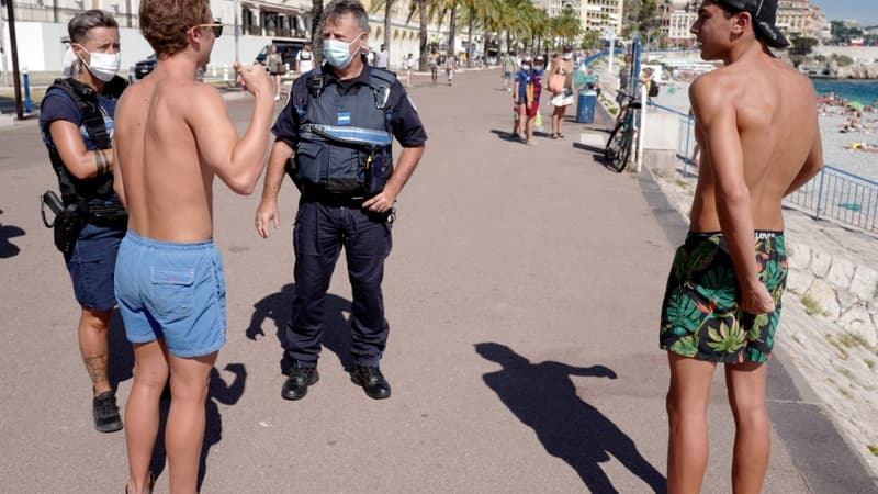 La police contrôle les passants sans masque sur la Promenade des Anglais à Nice, le 3 août 2020.