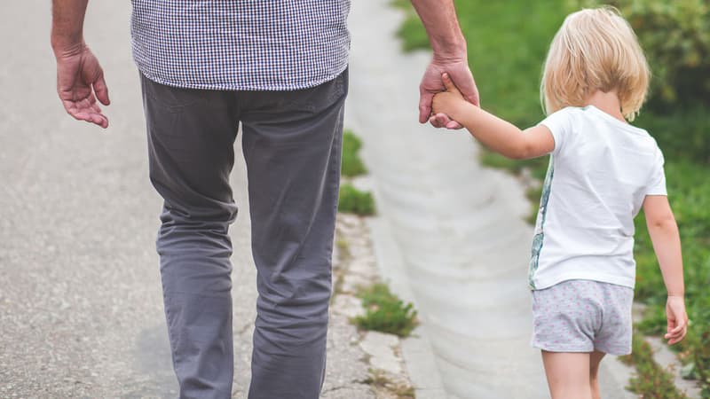 Grand-père avec sa petite fille. (illustration)