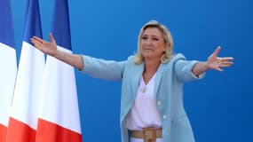 Marine Le Pen devant les militants du Rassemblement national, le 12 septembre 2021, à Fréjus (Var) 