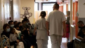 Des parents dans la salle d'attente des urgences pédiatriques de l'hôpital pour enfants Robert-Debré, le 28 octobre 2022 à Paris